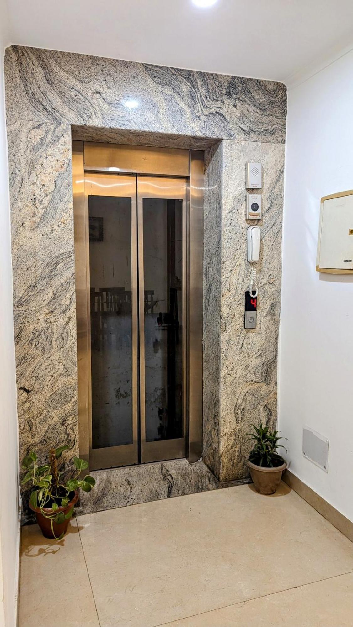 Hotel Moon Taj Near Yashobhoomi Convention Centre Delhi  Buitenkant foto